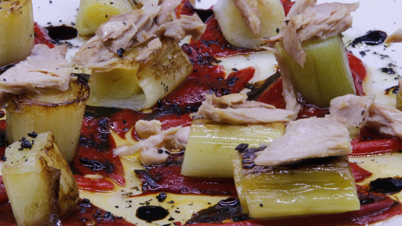 PUERROS caramelizados sobre piquillos con ventresca de atún