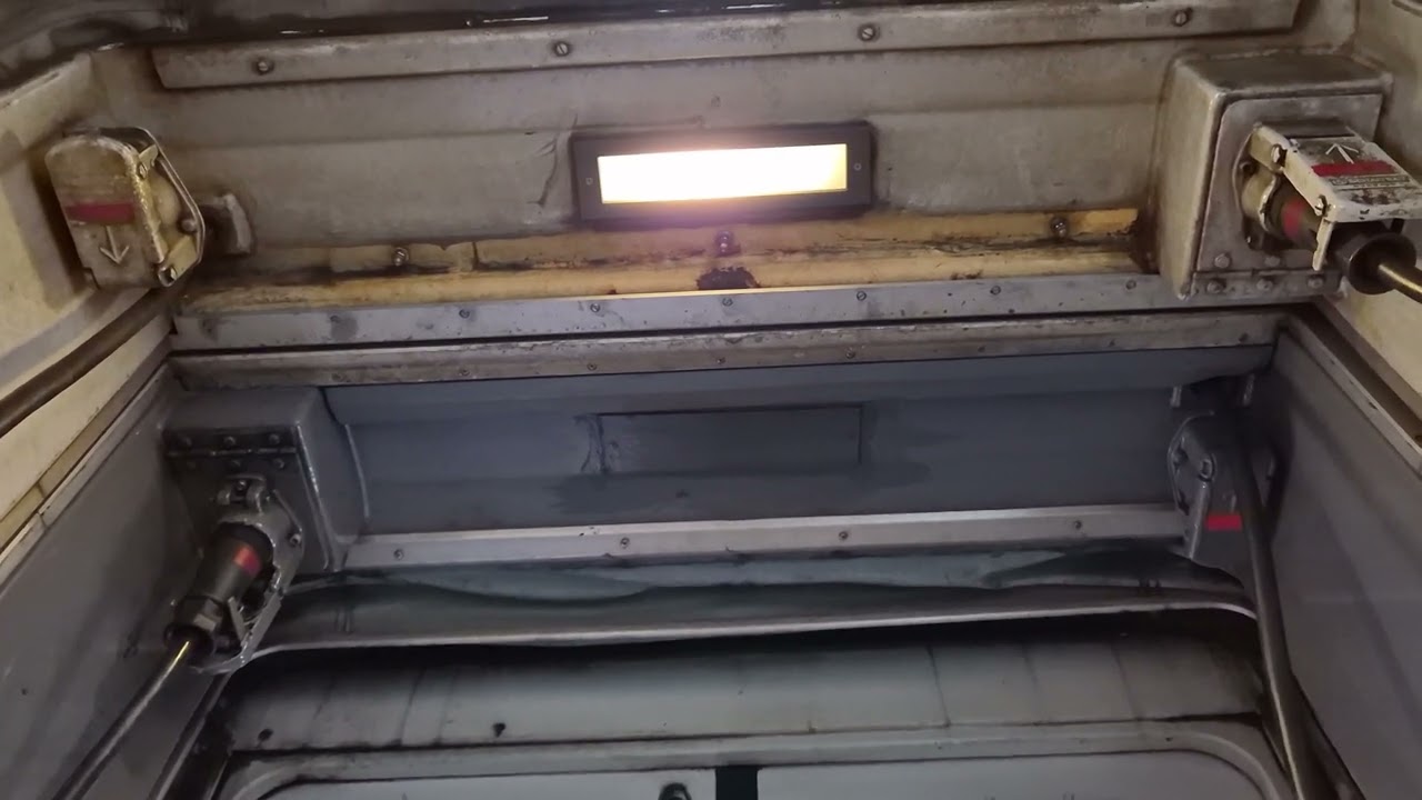Ausfahrt Ulm Hbf Gleis 4: SIG Wagenübergang- Deckenansicht