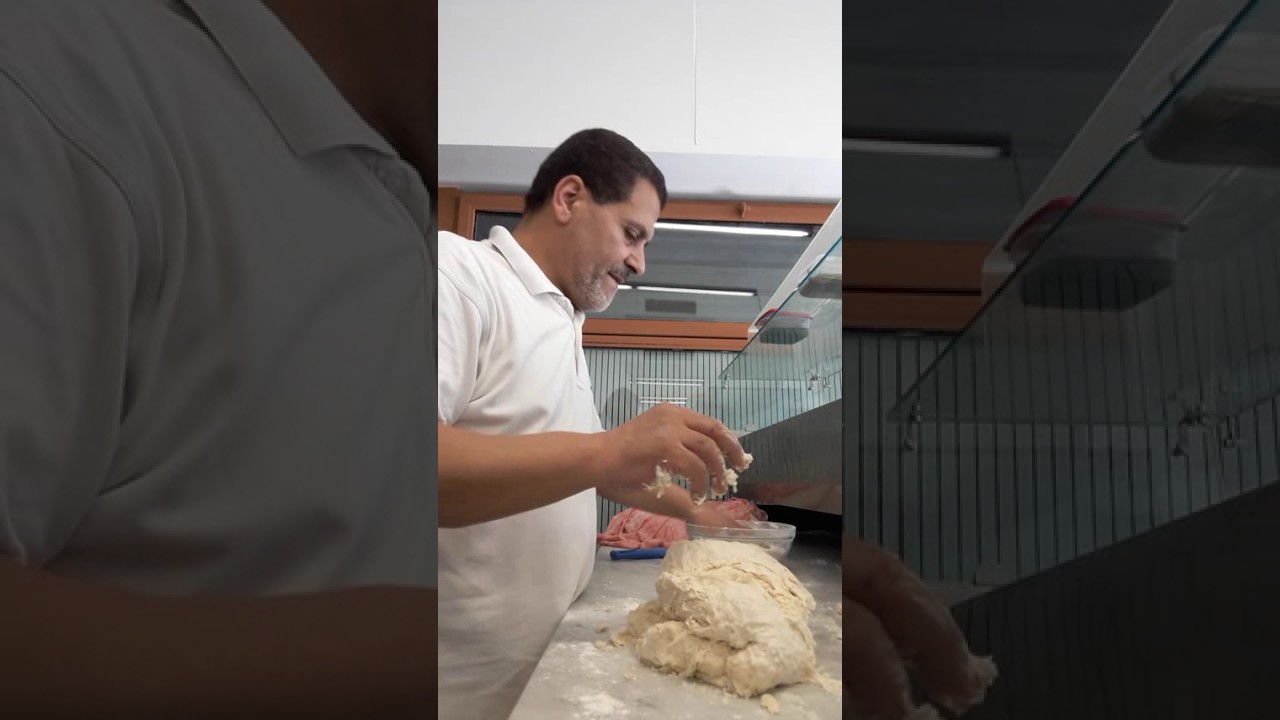 طريقة عمل بيتزا ايطالي . عمل العجين والمقادير (واعتذار عن الخطأ في صندوق الوصف اسفل الفيديو)