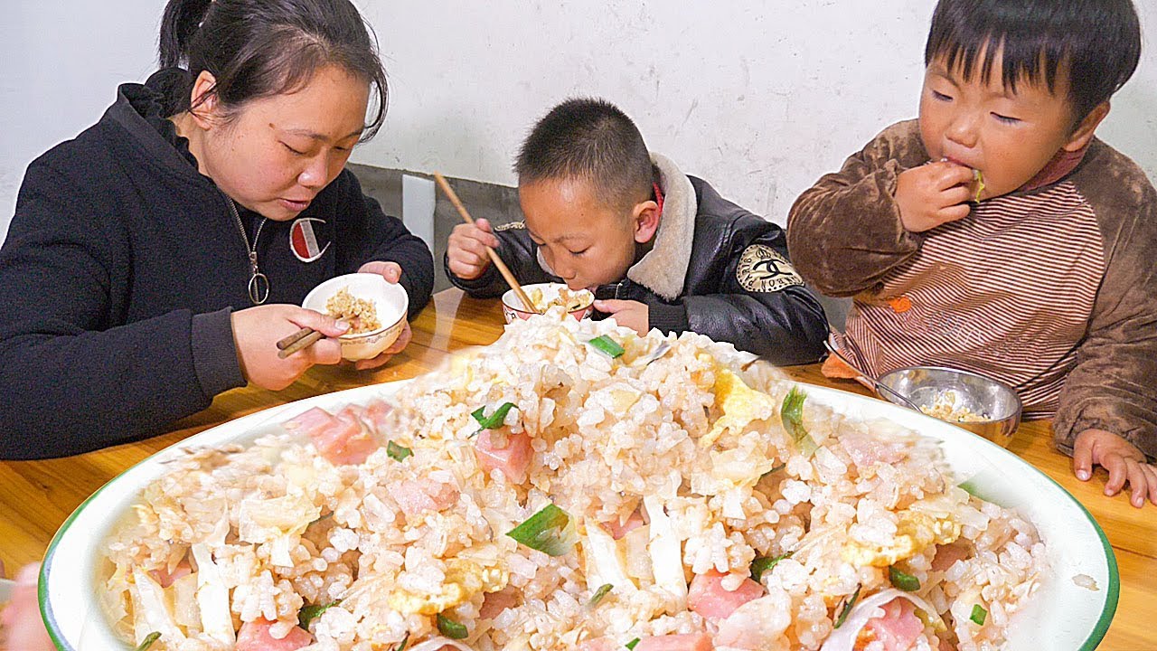 媳婦摘一個包菜做炒飯，還特意買了啥，看著孩子吃得香，真開心
