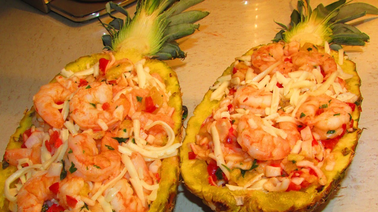 Piña Rellena de Mariscos Gratinada