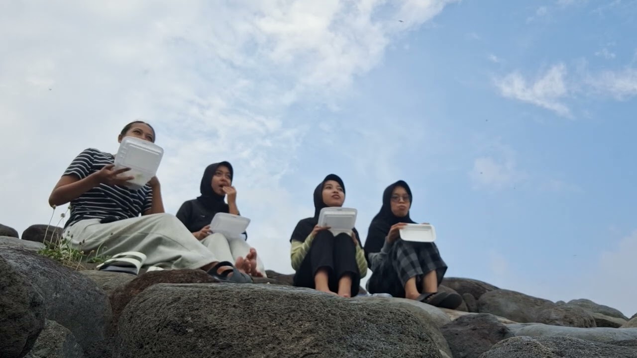 anu makan geprek di samba