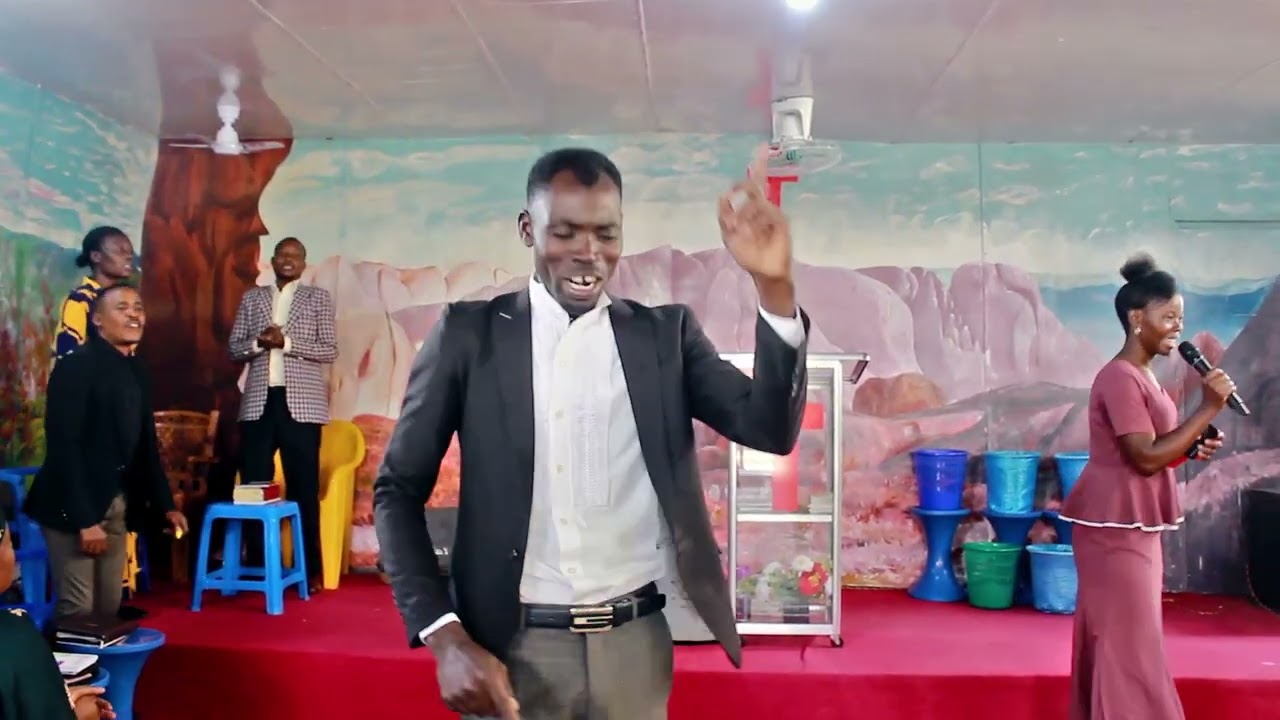 ANAITWA MWINJILISTI MICHAEL LULAGUMYE  APATIKANA  KWA MIALIKO YA KUIMBA NA KUHUBIRI