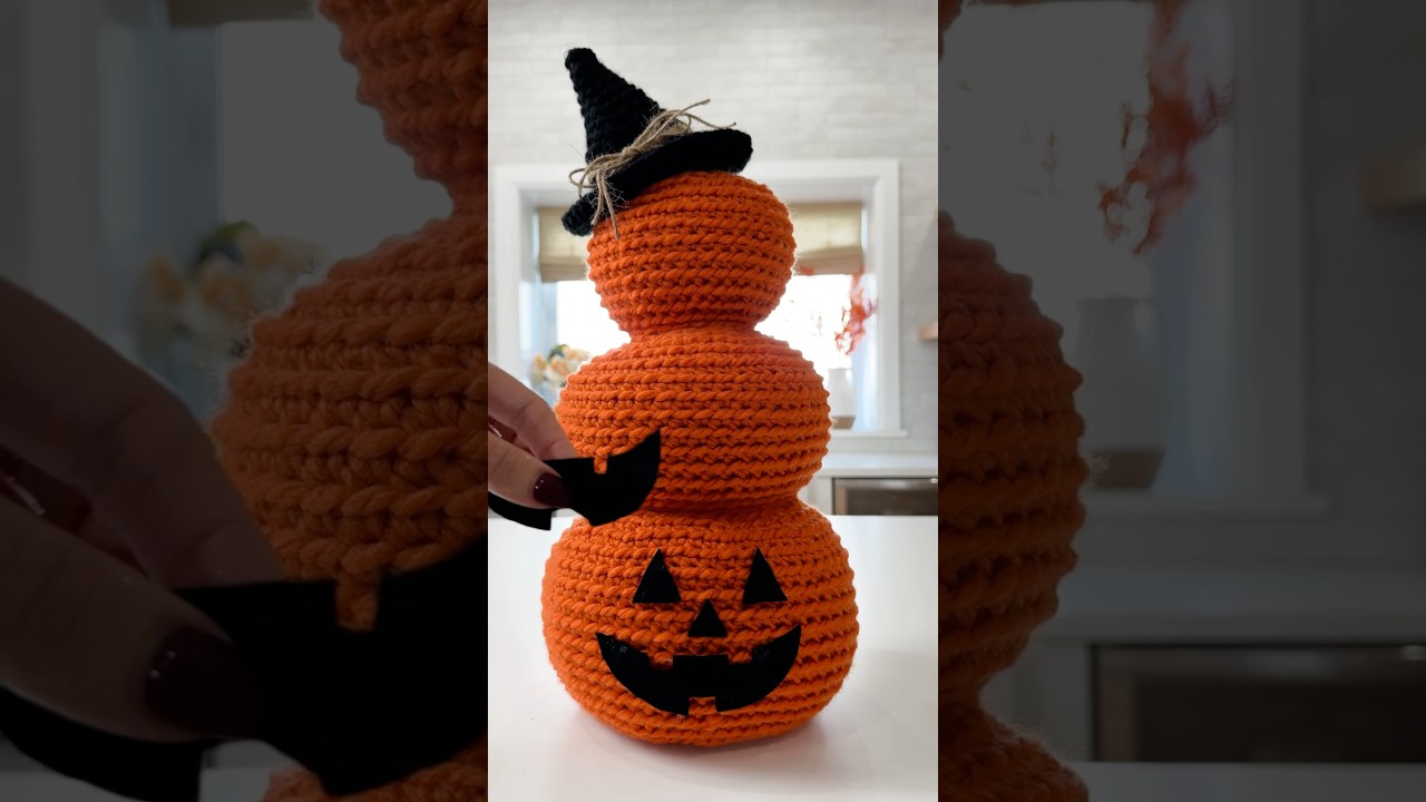 One-Piece Jack-O&rsquo;-Lantern Pumpkin Stack Crochet Pattern with Witch Hat #crochetpumpkin #halloween