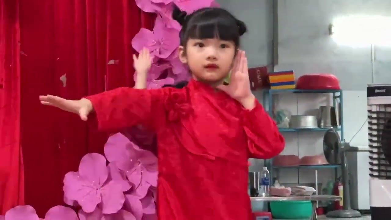 TếT BÌNH AN- bé nhảy tất niên ở trường