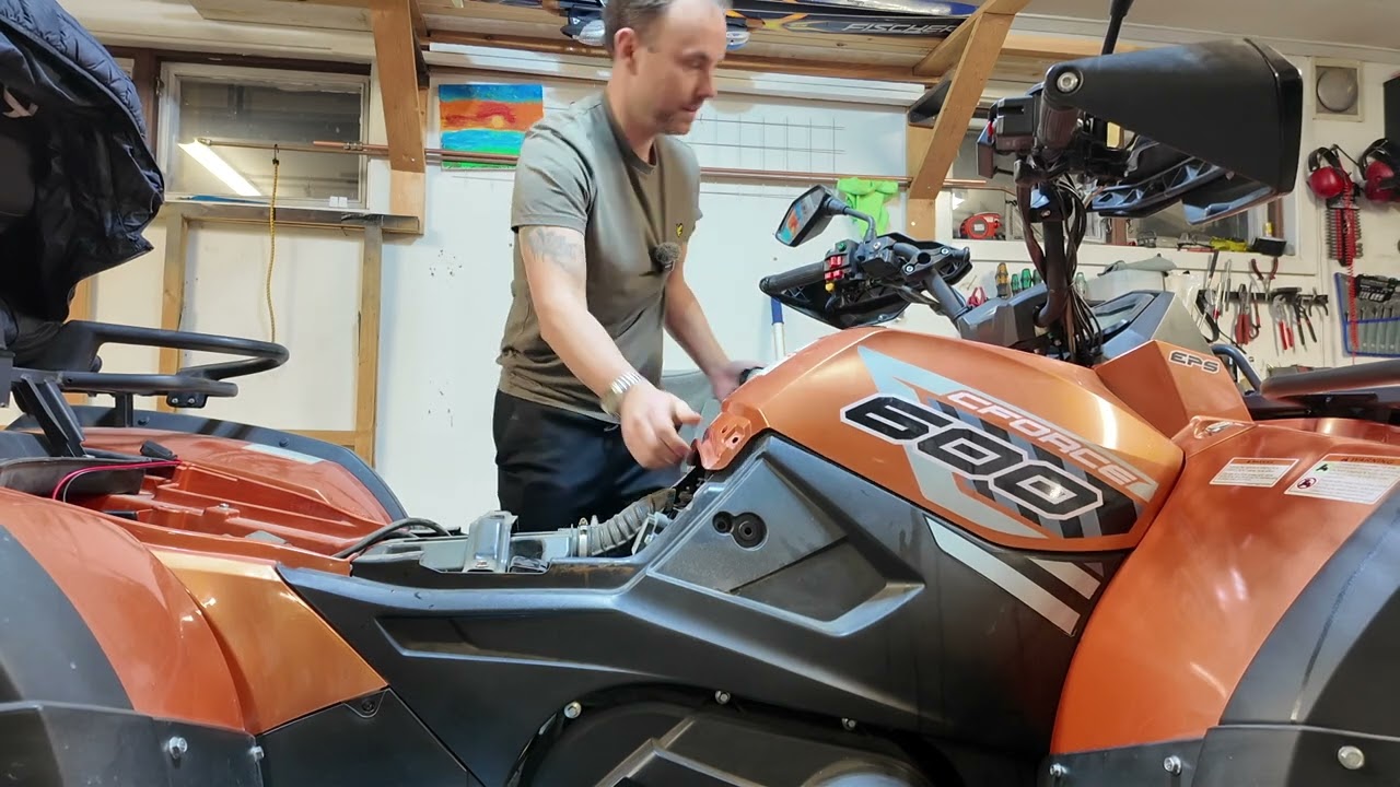 Vad är det som skallrar? Tar bort sidokåpan och hittar trasig värmesköld. CFMOTO 600L 2021