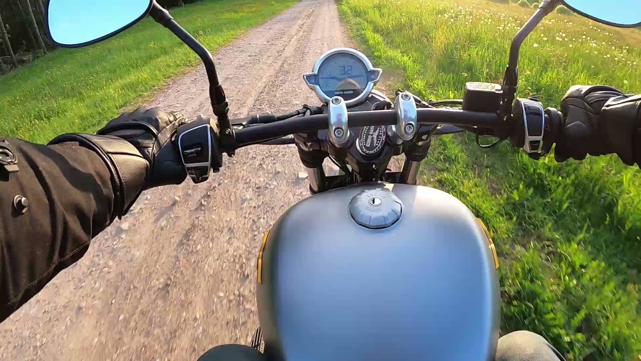 Moto Guzzi V9 Bobber test riding