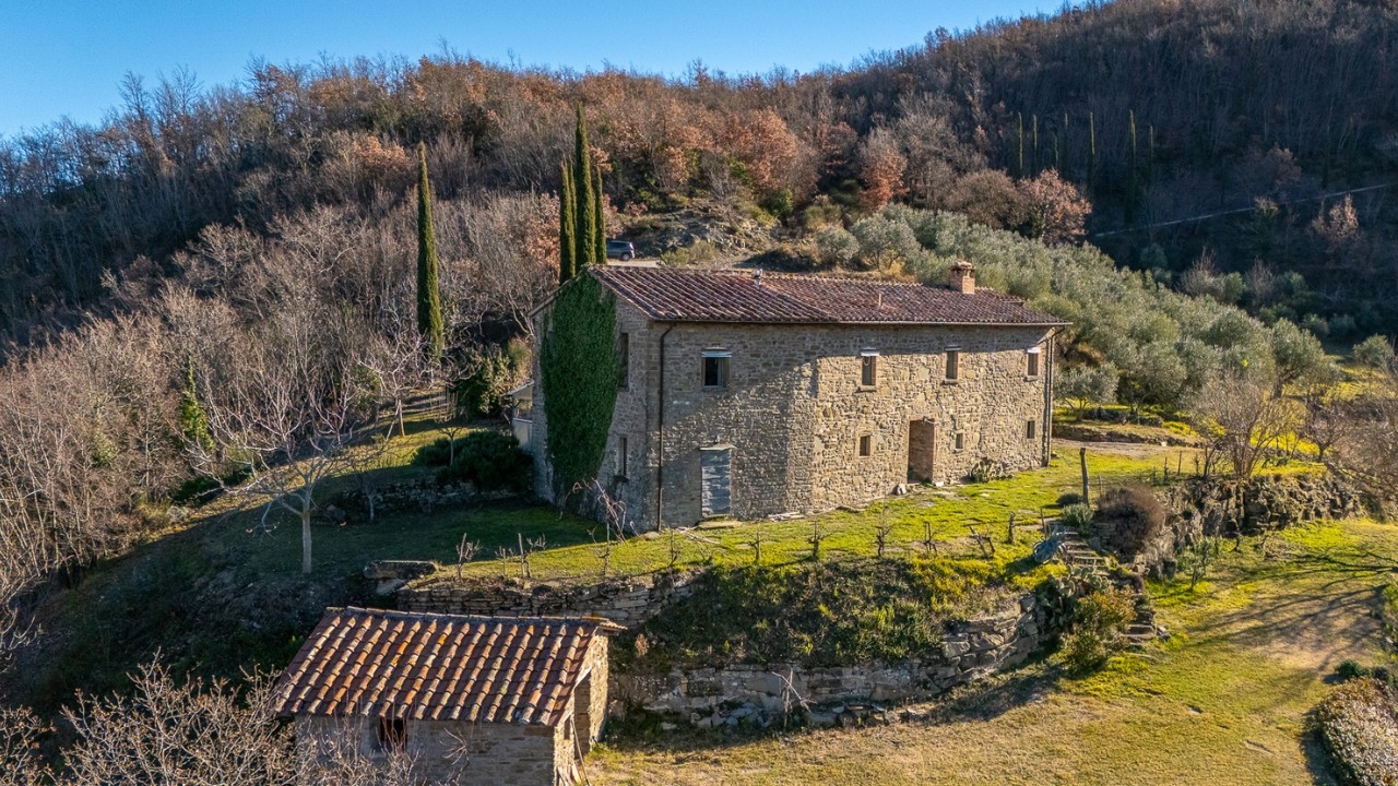 BECOME INDEPENDENT in Umbria! Authentic Farmhouse Immersed In Nature With 3 Private Lakes