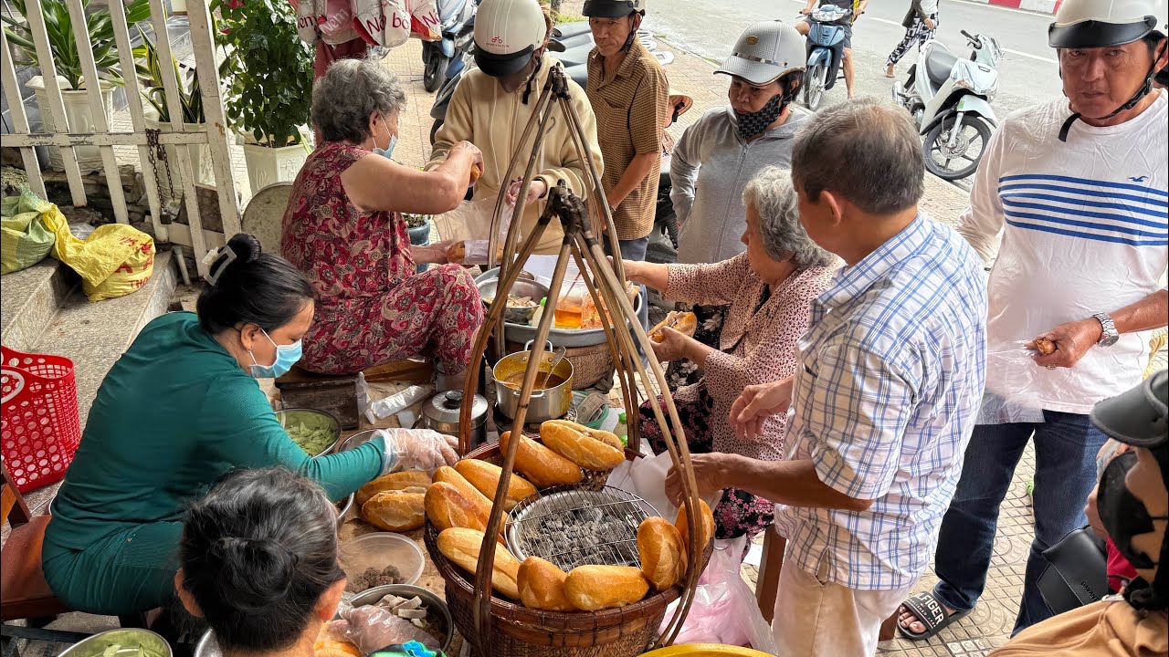 Bánh mì "chết đói" chờ mua chờ ăn lúc nào cũng đông đen