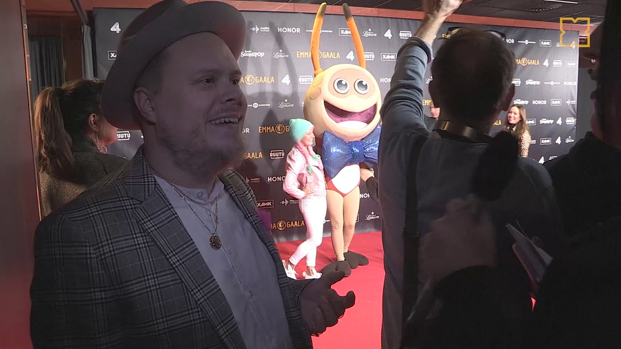 Samuli Sirviö Xamkin opiskelijoiden haastattelussa Emma Gaalan punaisella matolla 2.2.2019