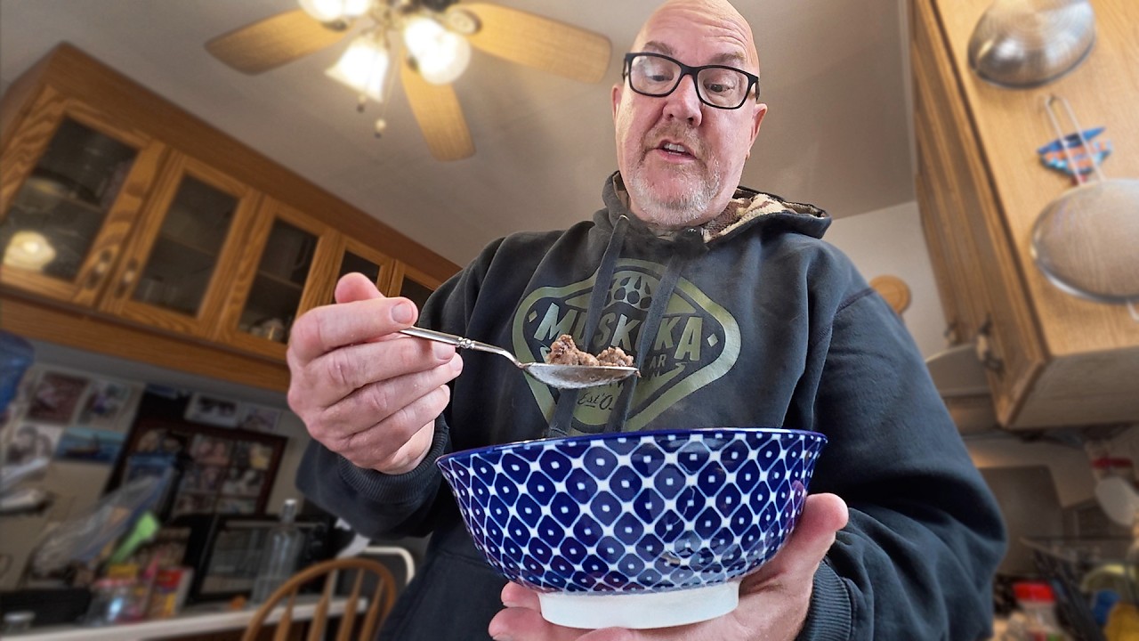 День бла-бла-бла! Разговариваю с кошками и готовлю себе ужин в виде бургера в миске.