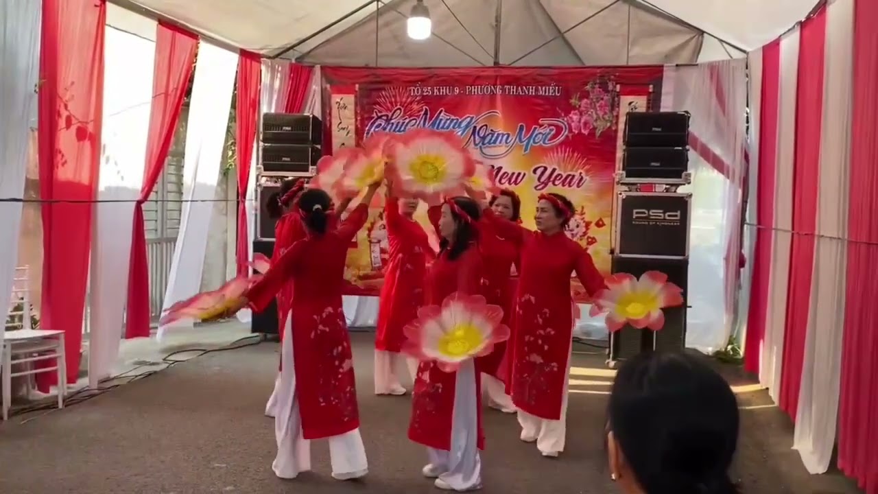Đầu xuân con chức mừng cha mẹ-K8 Mai Liên