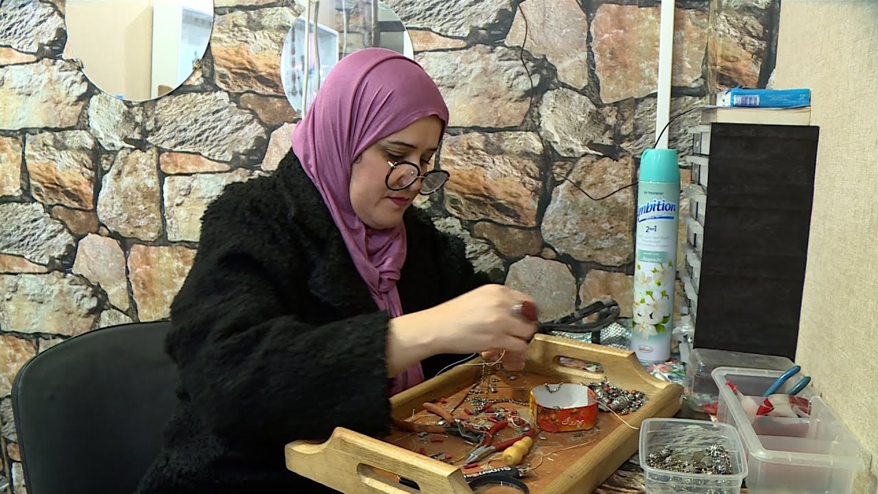 Artisane kabyle elle fabrique les bijoux berbère