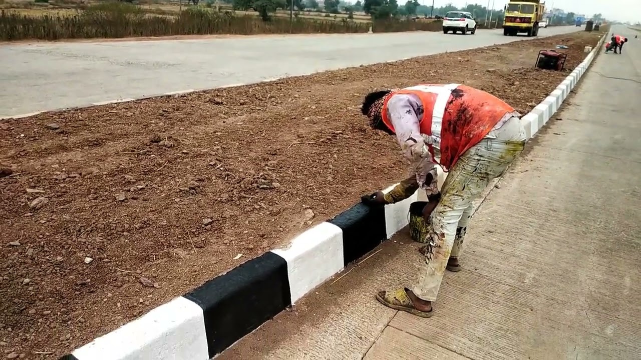 Kerb and Crash Barrier painting in Roads and Highway Engineering in Hindi