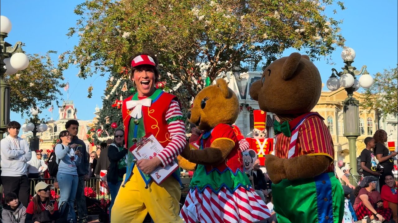 Disney’s Magic Kingdom Christmas Parade Christmas Eve 2024 - Tally the Elf
