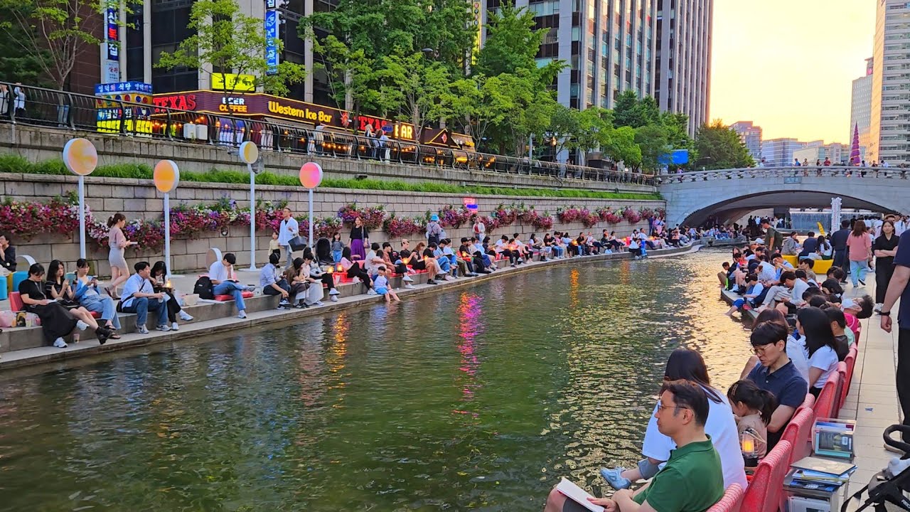 Cheonggyecheon 청계천 Night Walk | Seoul, Korea | 4K Walking Tour With Binaural City Ambience Sounds