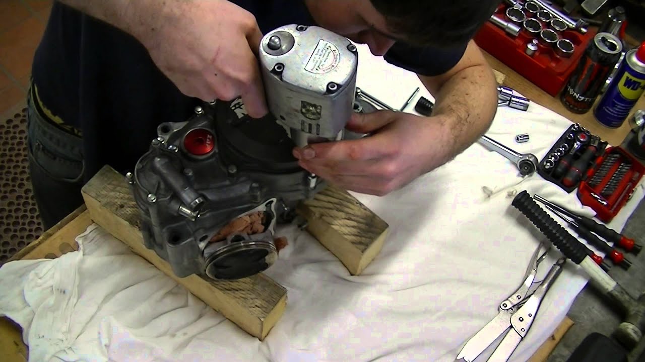 2 demontage bas moteur : embrayage