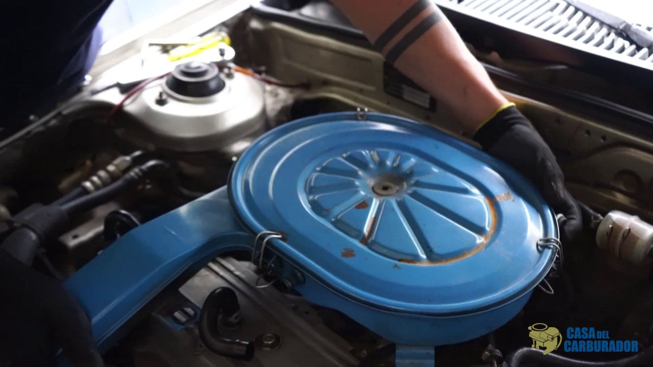 Instalación de carburador para ahorrar combustible en un Mazda.