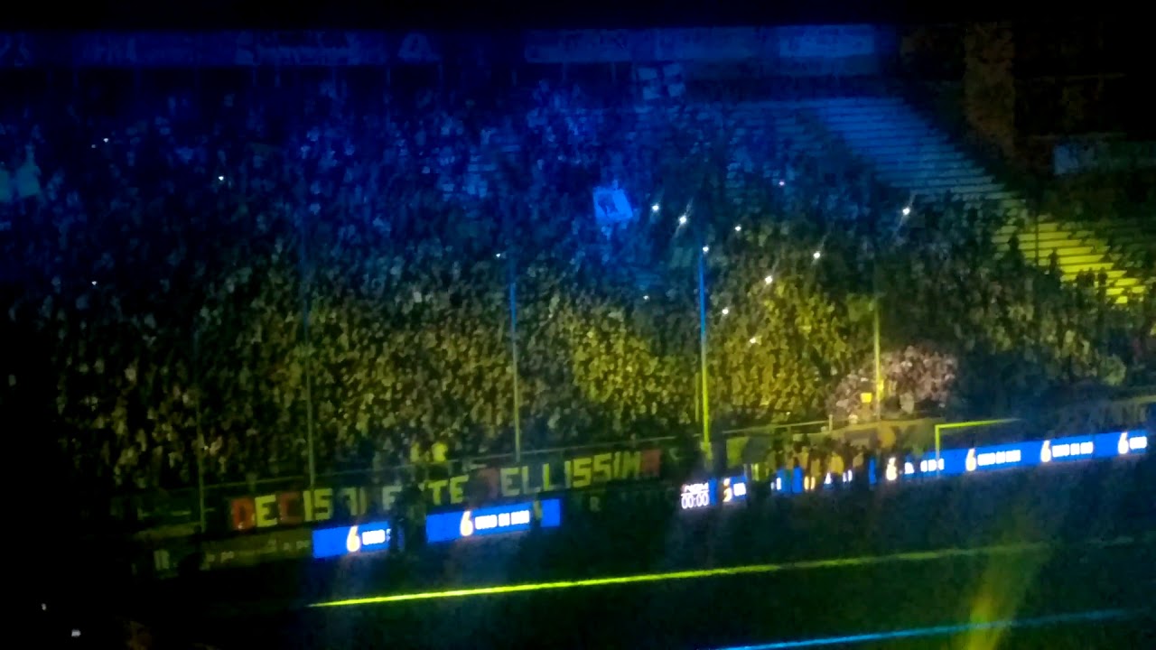 Lucarelli, giro di campo d'addio al calcio durante la Festa del Parma