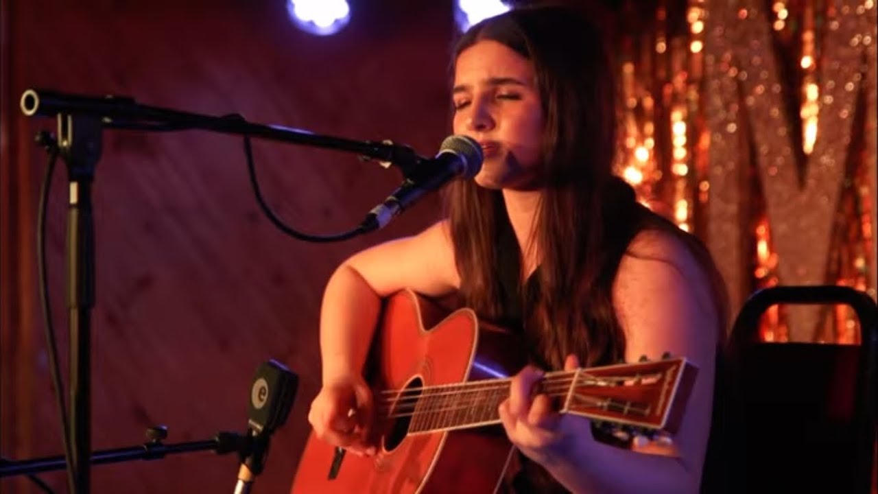 Muireann Bradley - Delia (Live at Moth Club in Hackney, London)
