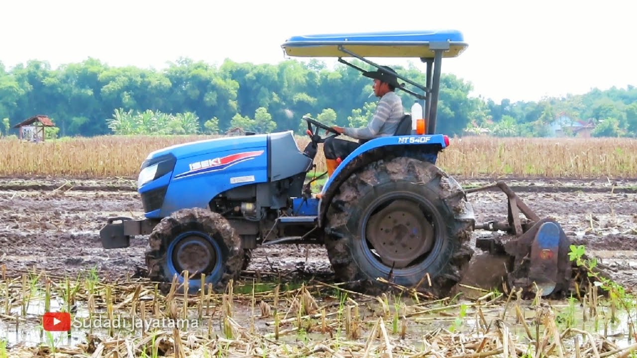 TRAKTOR BESAR RODA EMPAT ISEKI NT540F MEMBAJAK LAHAN BEKAS JAGUNG