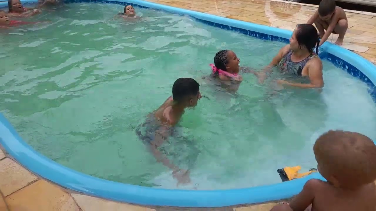 cabra cega na piscina