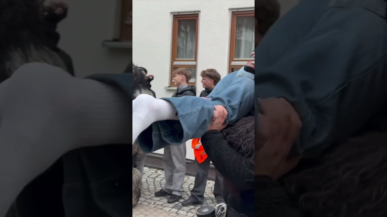 Fasnet-Spa&szlig;: Wilde W&ouml;lfe wollen Schuhe 🤭🎉🐺🖤
