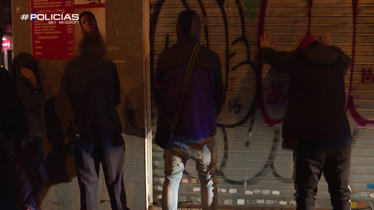 Detienen a cuatro jóvenes pillados 'in fraganti' pintado graffitis - Policías en acción