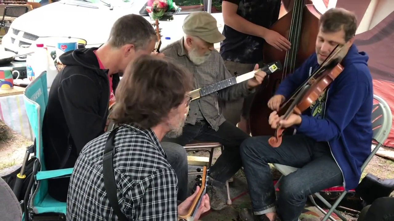 Devil in Georgia - Rhys Jones & banjo uke driving jam - Clifftop 2018