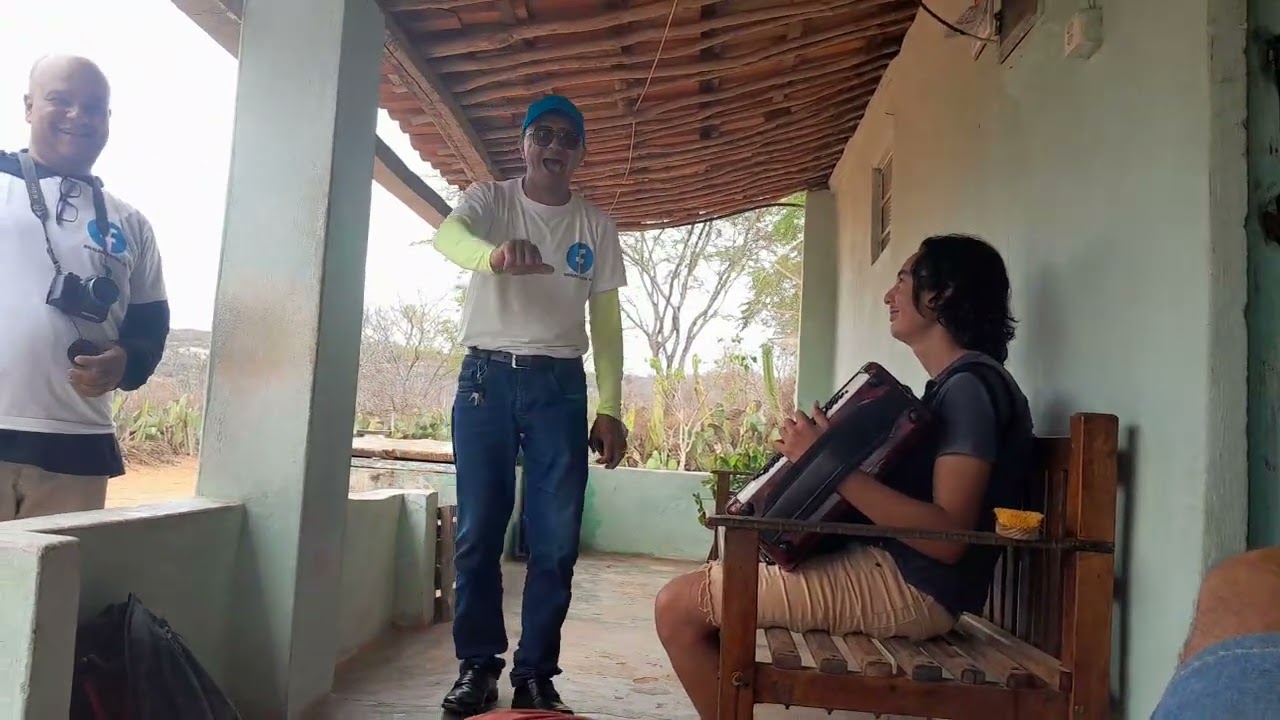 Benedito recebe uma visita de uns seguidores 