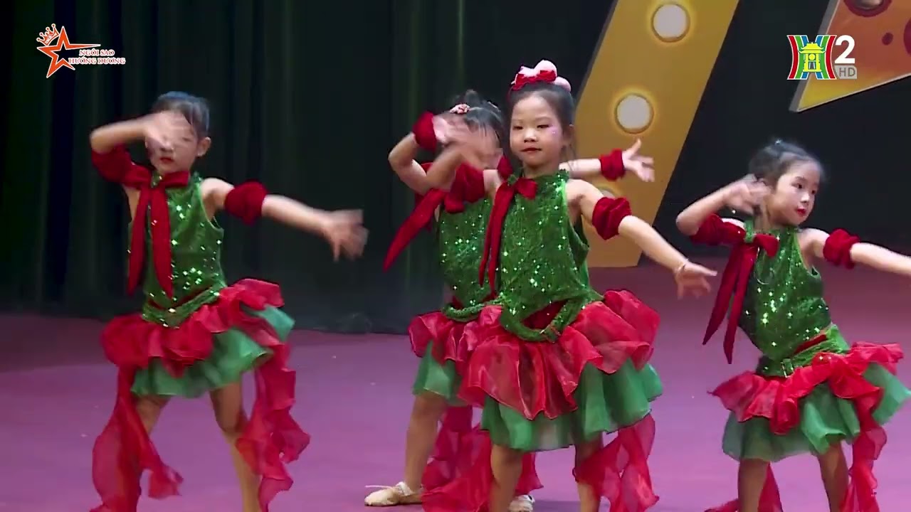 Giáng sinh 2025 bé minh anh biểu diện ở hà nội