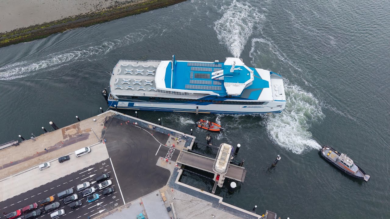 Veerboot slaat los op Terschelling, brug belandt in water