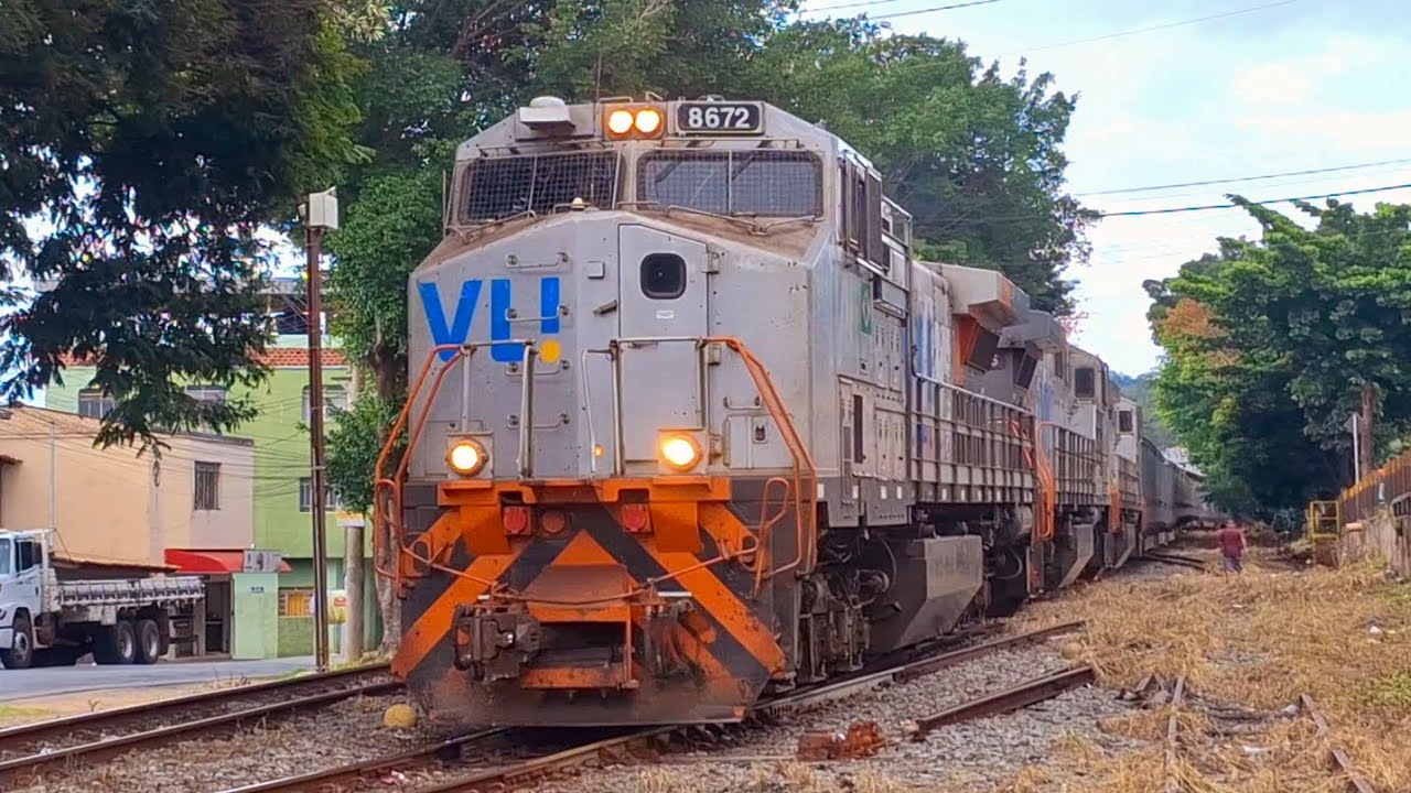 Trem de celulose vazio passando por Itaúna MG