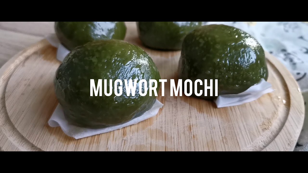Mugwort Mochi with Salted Egg Yolk Filling 鹹蛋黃菇鬆青團