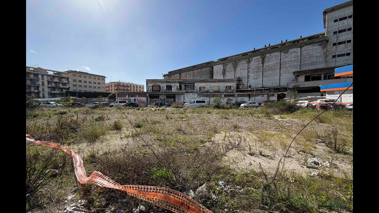 Ex I-Hub, in attesa delle demolizioni l'area viene usata come parcheggio