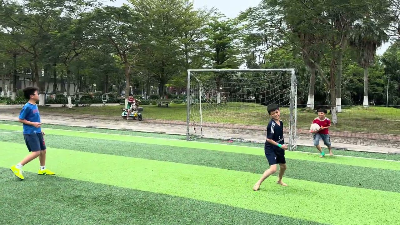 5 anh em đá bóng