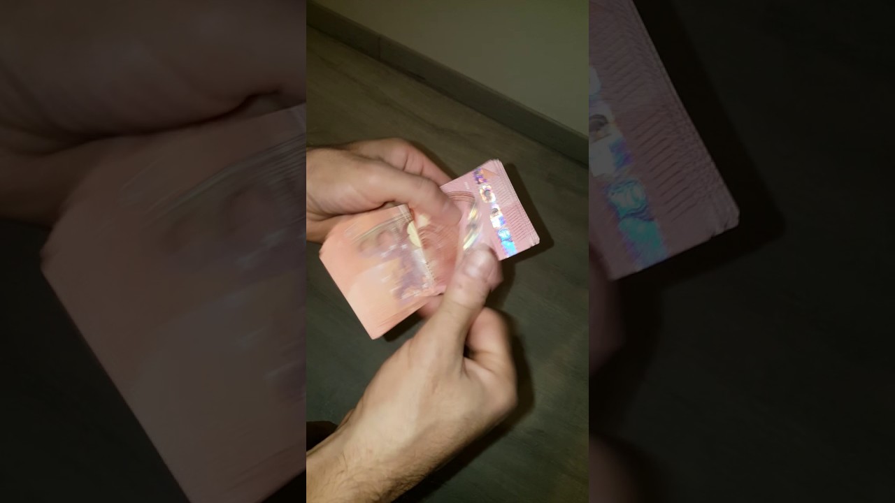 Messi Compte sa liasse de billet