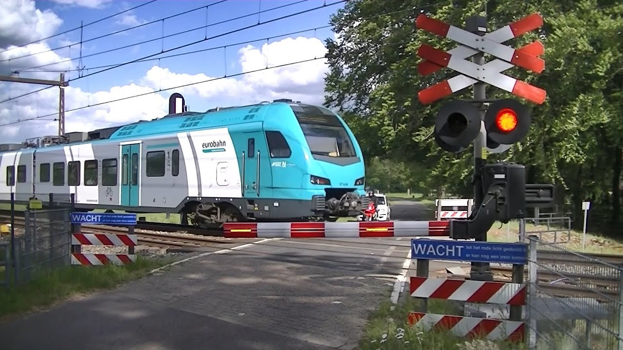 Spoorwegovergang Oldenzaal // Dutch railroad crossing