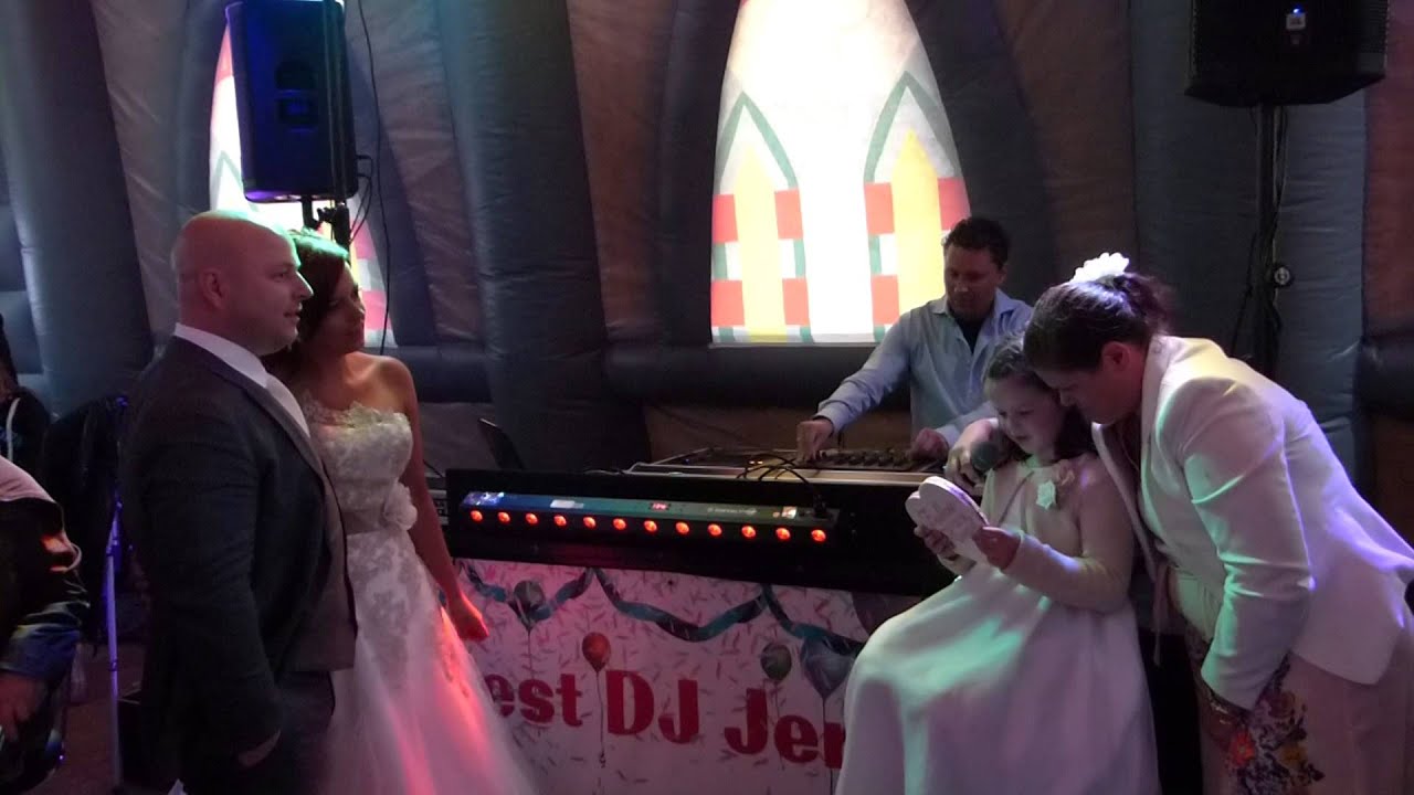 Maud heeft een gedichtje voor Davy en Cally op de bruiloft