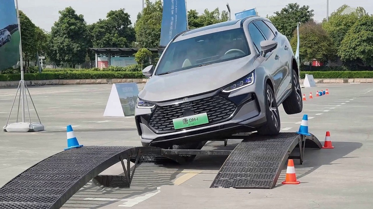 Новый BYD Tang 2025: 3-рядный гибрид с запасом хода 1150 км