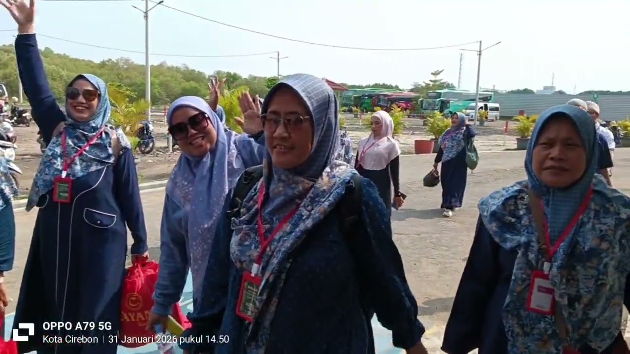 MT JAMIATUL QURO BILABONG BOGOR GOES TO MAKAM SUNAN GUNUNG JATI DAN PANTAI KEJAWENAN CIREBON 