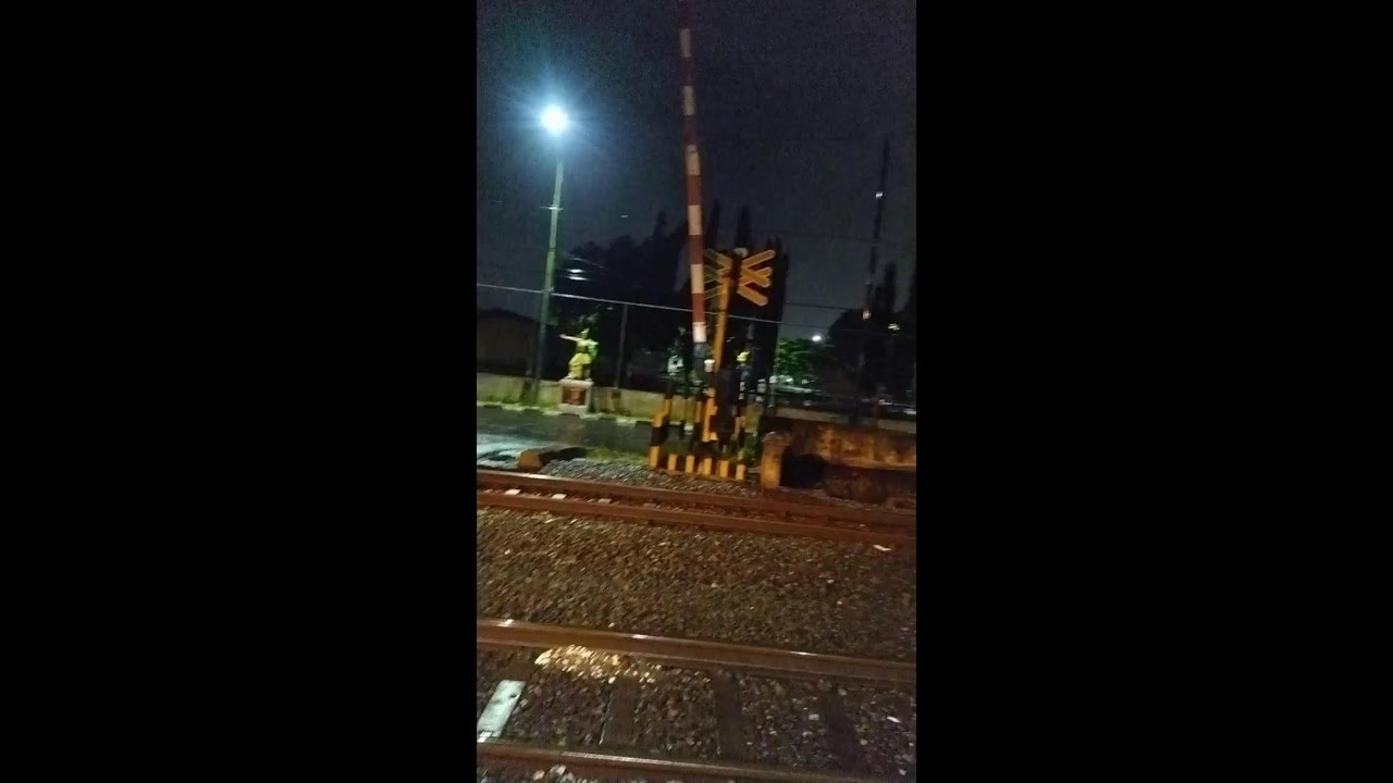 Hunting Kereta Api | Syahdu Malam Hari Hujan Gerimis | Indonesia Railway 