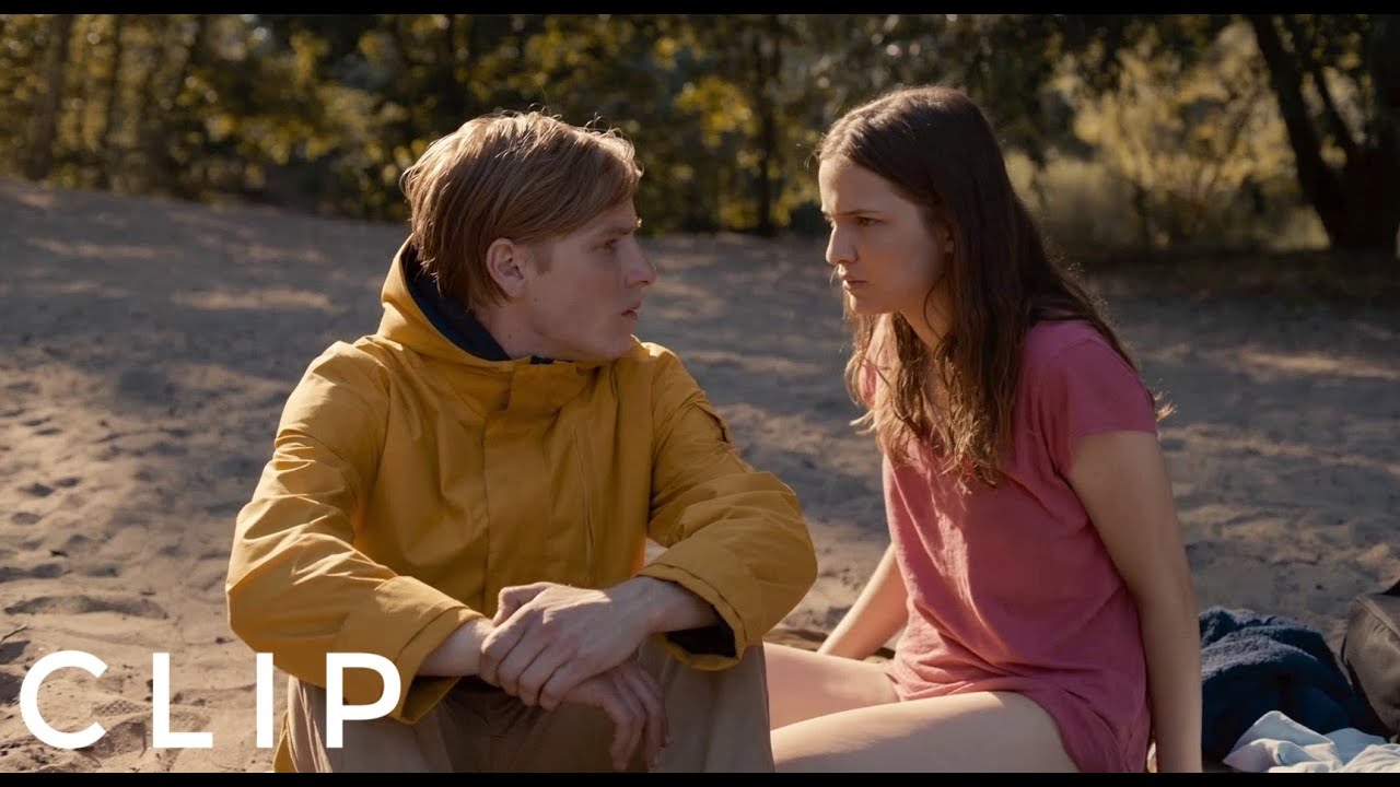 Dark S2E6-Jonas kisses Martha at the lake