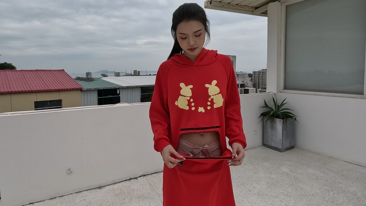 小洁看着挺酷的，其实私底下性格挺开朗的，在民宿阳台展示我们proudfox设计的一款秋冬卫衣