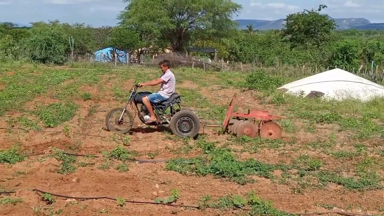 TRICICLO CASEIRO ARANDO TERRA