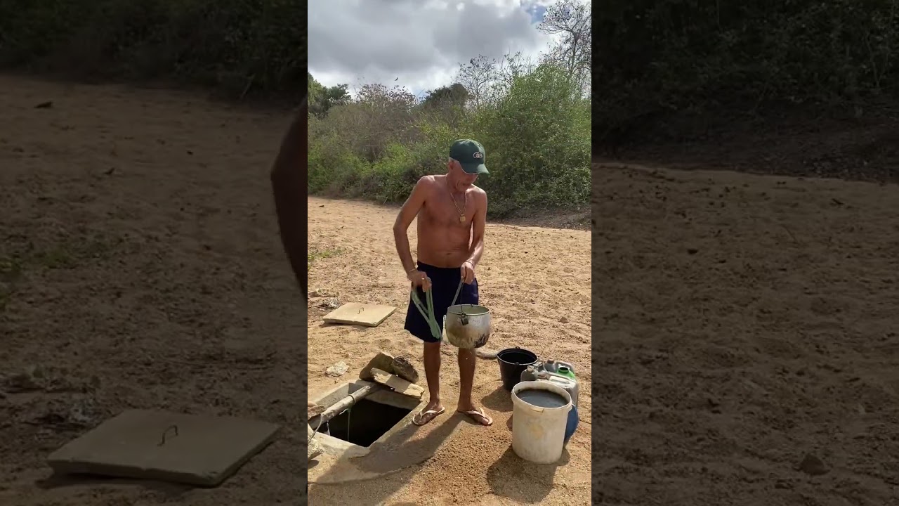 Paulo tirando água de um cacimbão dentro de um riacho, Muquem entre Forquilha e Sobral/Ce💦💦💧💧💨