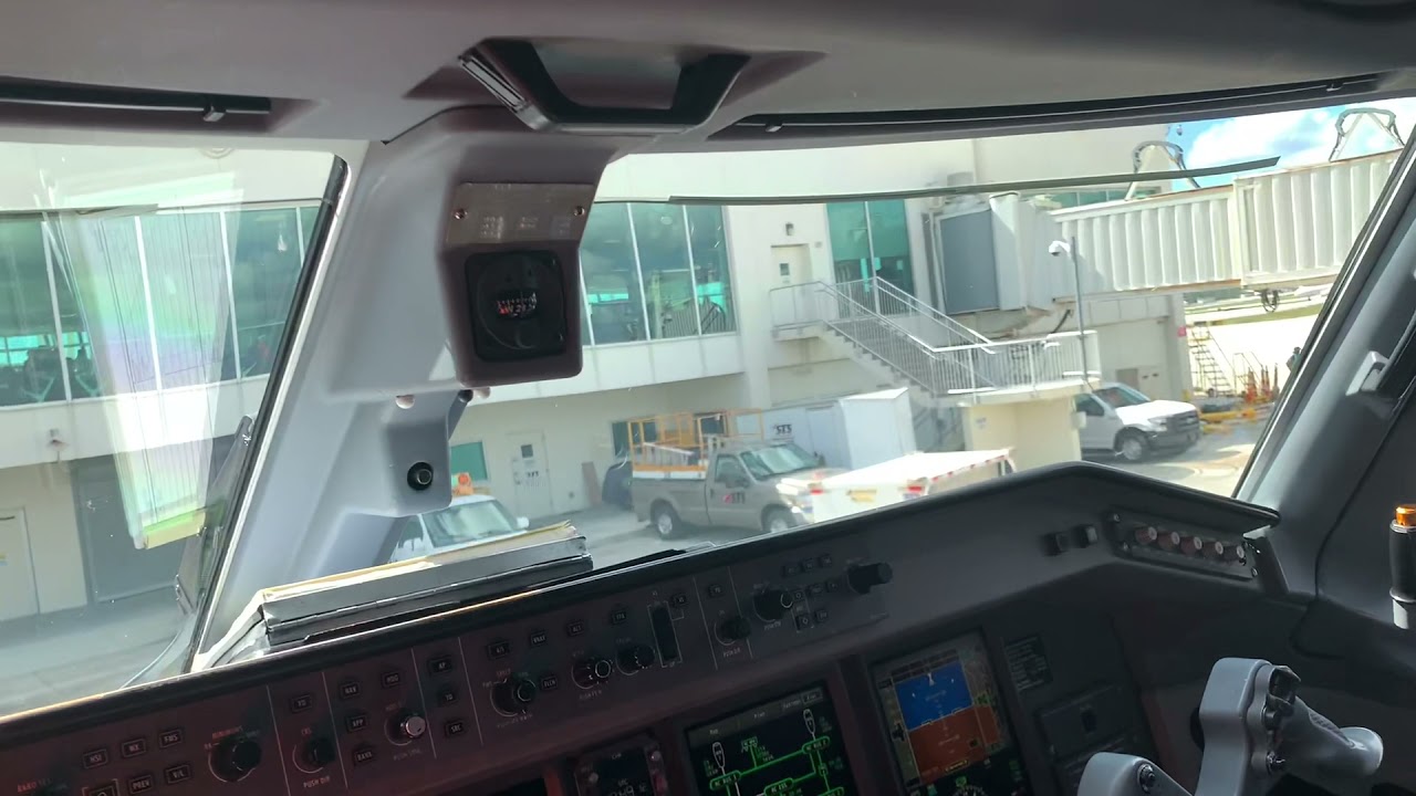 Embraer (ERJ) 175 flight deck