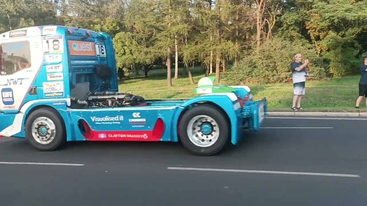Spanilá jízda městem závodních TRACKŮ a vozů NASKAR 