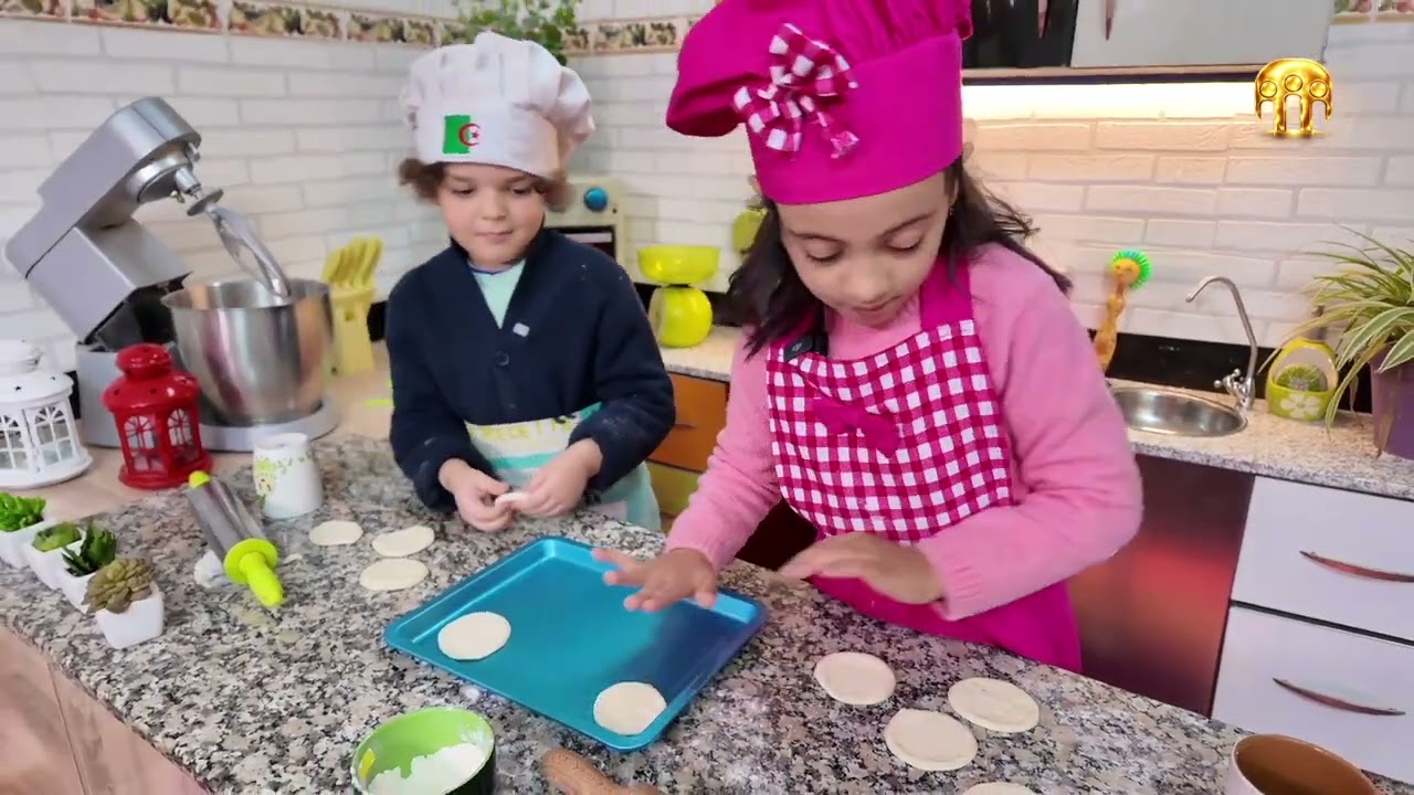 العدد الثالث من برنامج Kids Kitchen مع الشاف إرم و الشاف سامييا ترى ماذا سيحضران لنا اليوم ؟!