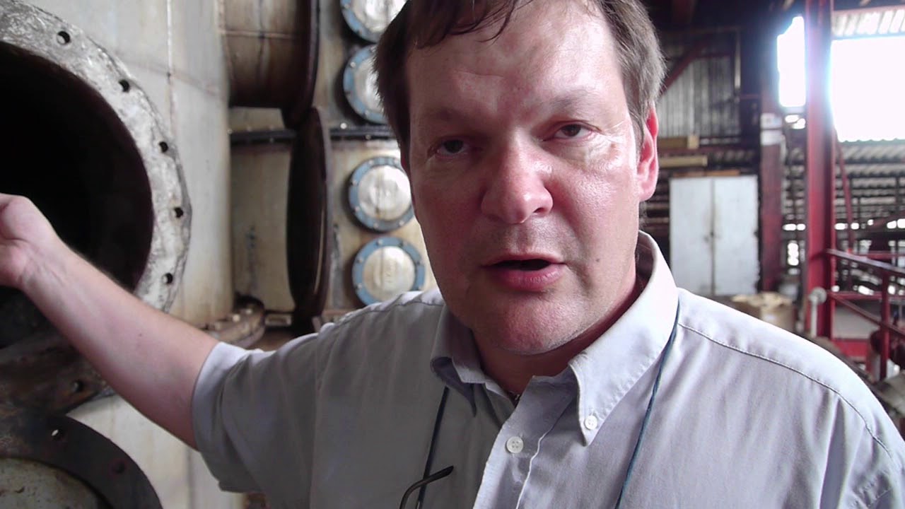 Rhum Saint James: le distillateur Marc Sassier présente la colonne à distiller